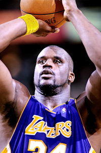 2000년부터 2002년까지 3연속 우승을 차지하고 2004년 NBA 파이널에 진출한 로스앤젤레스 레이커스 소속의 오닐 (1996-2004)