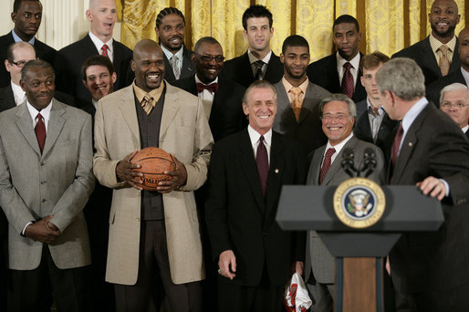 2007년 2월, NBA 챔피언 마이애미 히트 팀이 백악관을 방문했을 때 챔피언십 공을 들고 있는 오닐