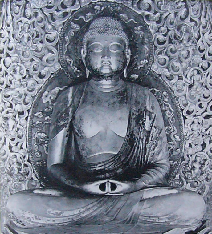 두 손을 무릎 위에 올려놓고 손바닥을 위로 향하게 하는 명상 자세(Dhyāna Mudrā)를 취한 좌상 조각의 정면 모습.