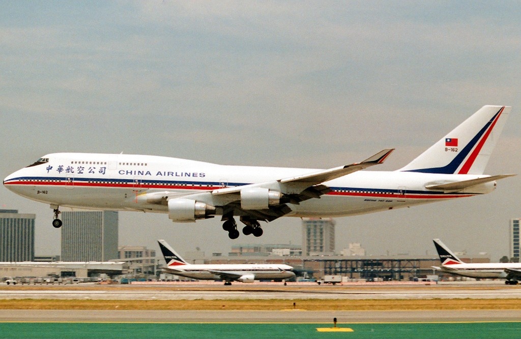 로스앤젤레스 국제공항에 있는 중화항공 보잉 747-400 (B-162). 중화항공이 타이베이-로스앤젤레스 노선에서 운항하는 두 번째 747-400 항공기로, 1995년 이전 도색을 사용했다.