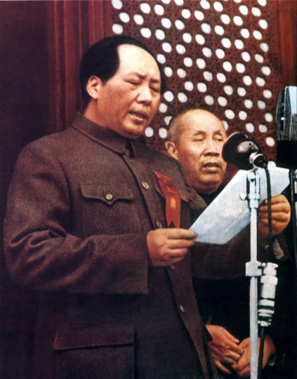 1949년 중화인민공화국 건국 선포식에서 마오쩌둥 뒤에 서 있는 둥비우