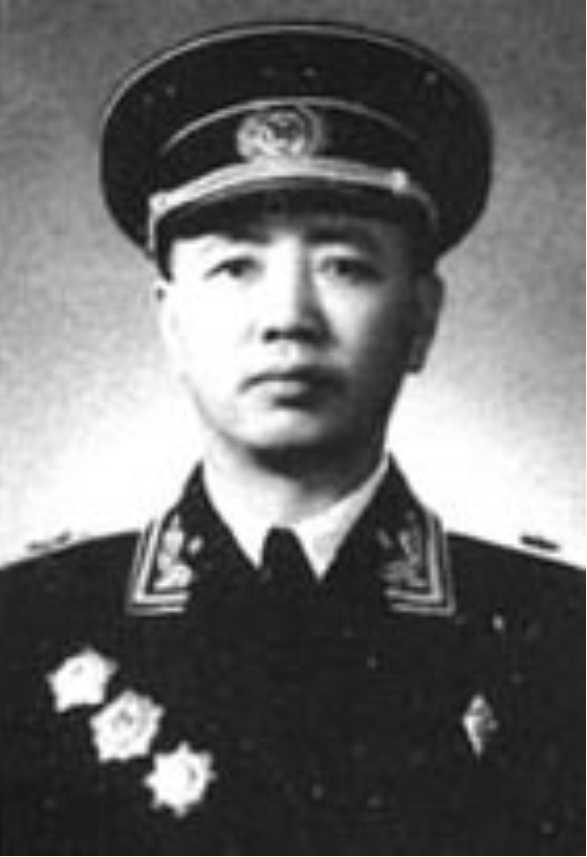 Liu Huaqing pada tahun 1955, menunjukkan ketegasan awal dalam kerjaya ketenteraannya.