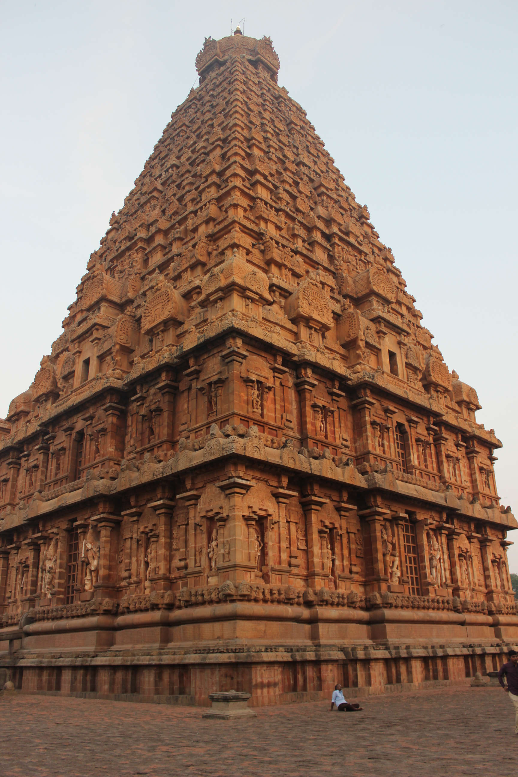 Brihadeshwara temple, Thanjavur, completed in 1010 CE, an example of Dravidian architecture under the Chola dynasty.