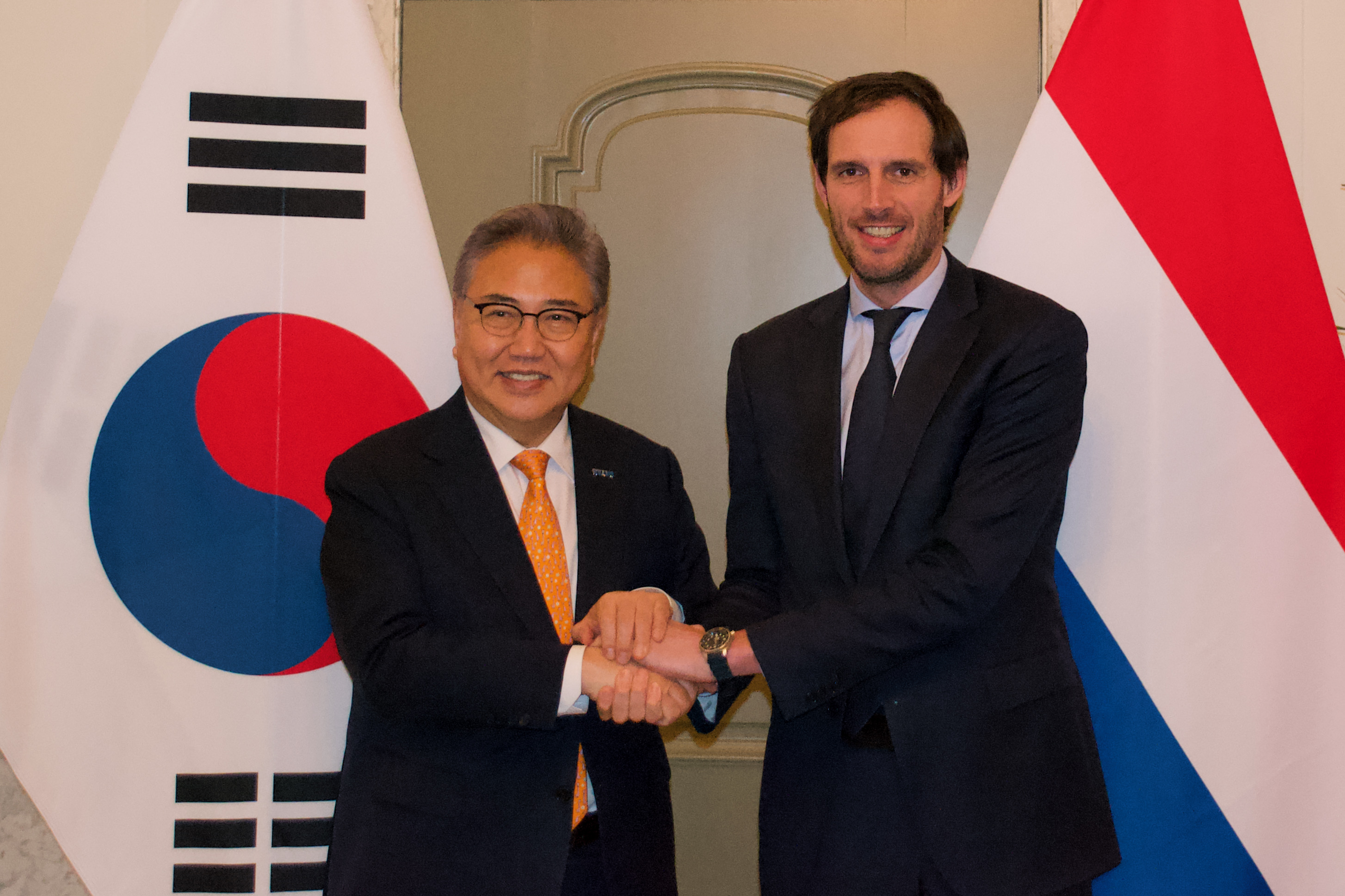 朴振とウォプケ・フックストラオランダ外務大臣