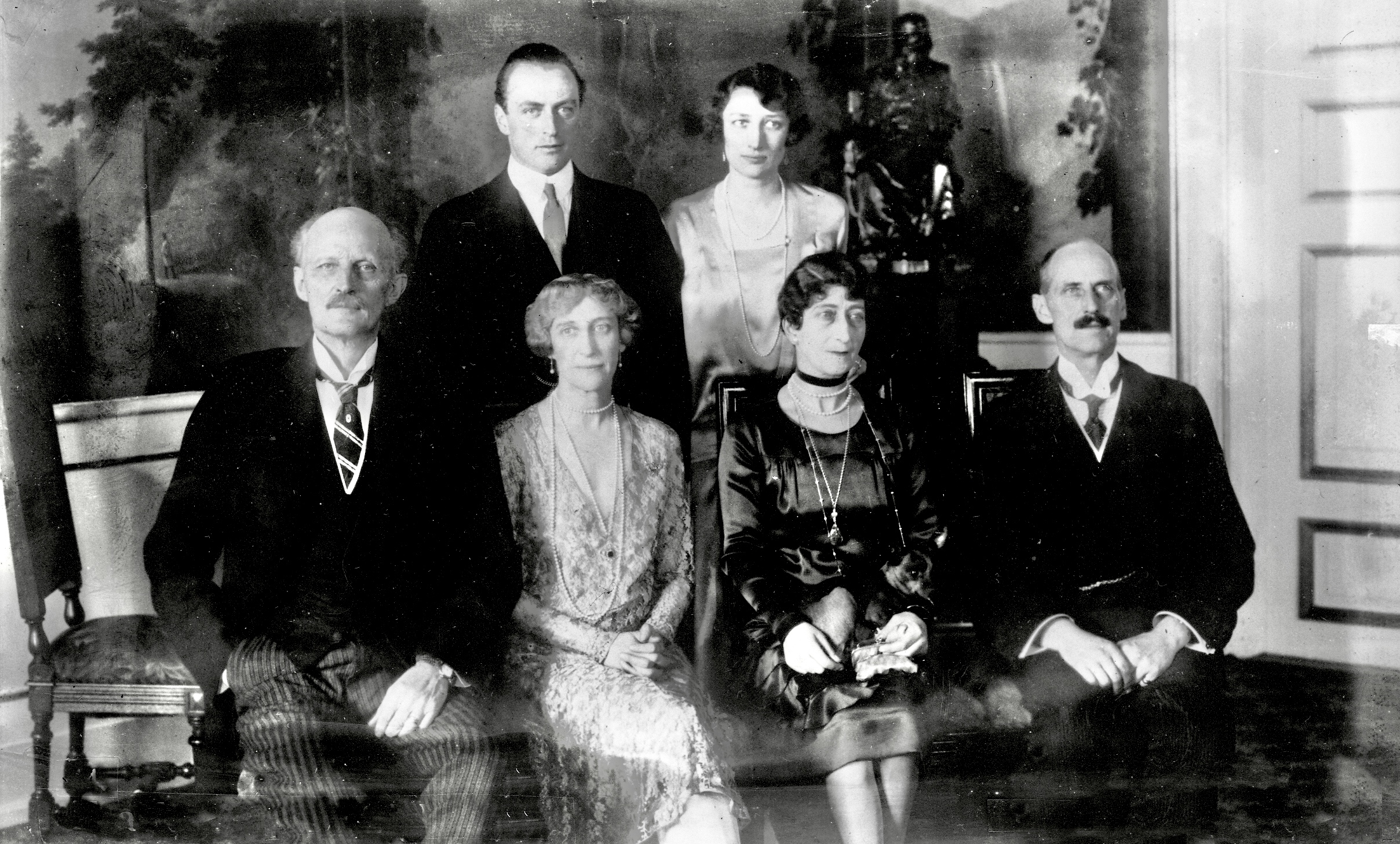Pengantin wanita dan pria di belakang orang tua mereka saat pernikahan tahun 1929.