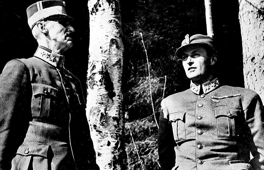 1940년 4월 독일군의 몰데 공습 중 도시 외곽의 자작나무 아래에서 피난처를 찾는 호콘 7세 국왕과 올라프 왕세자.