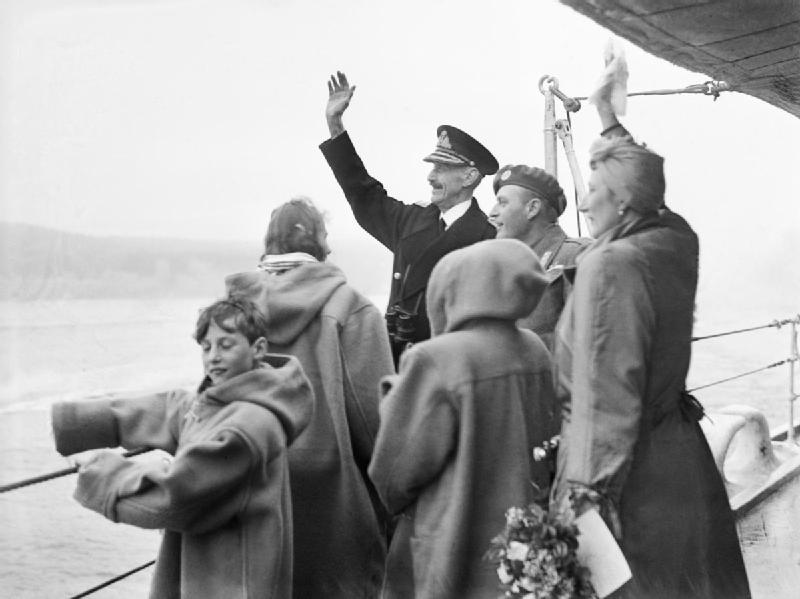 1945년 6월, 오슬로에서 영국 해군 순양함 HMS 노퍽호를 타고 환영 인파에게 손을 흔드는 노르웨이 왕실 가족.