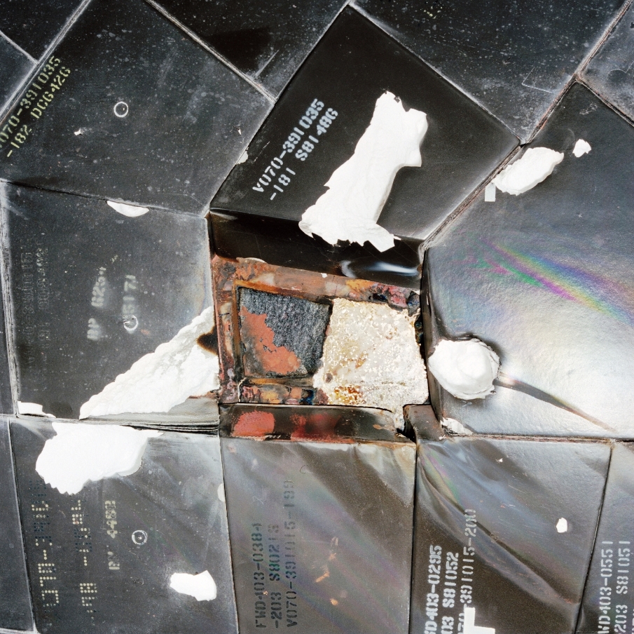 STS-27 임무 후 발견된 <i>애틀랜티스</i> 우측 날개 하부의 녹은 알루미늄 도금. 심각한 내열 타일 손상을 보여준다.