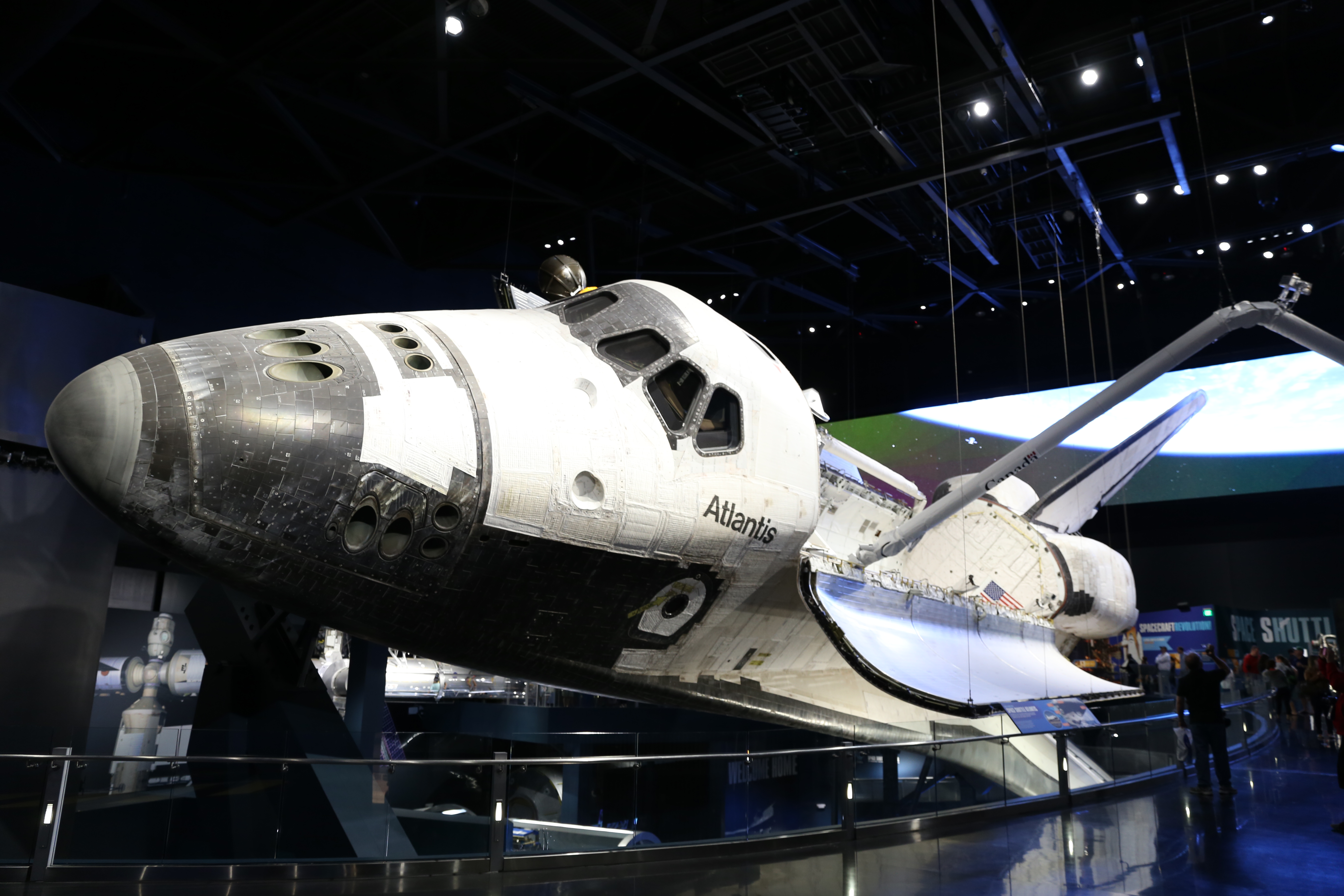 케네디 우주 센터 방문자 단지에 전시된 <i>애틀랜티스</i>