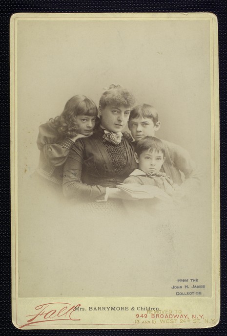 어린 라이오널과 존, 에델, 그리고 그들의 어머니 (1890년)