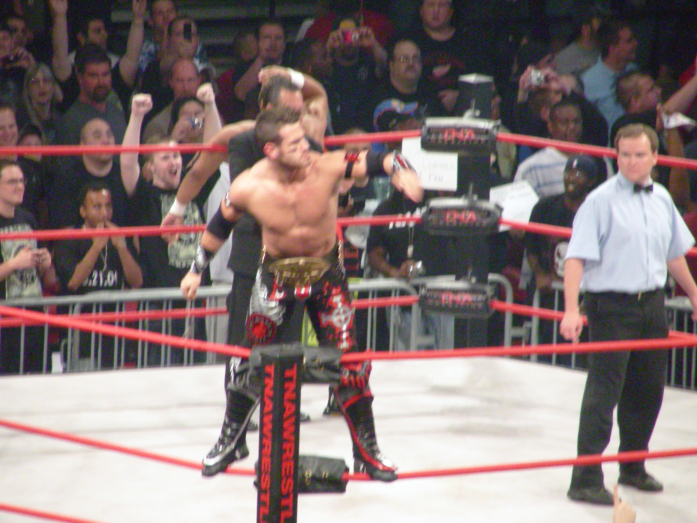Shelley dengan tali pinggang IWGP Junior Heavyweight Tag Team Championship di Slammiversary 2009