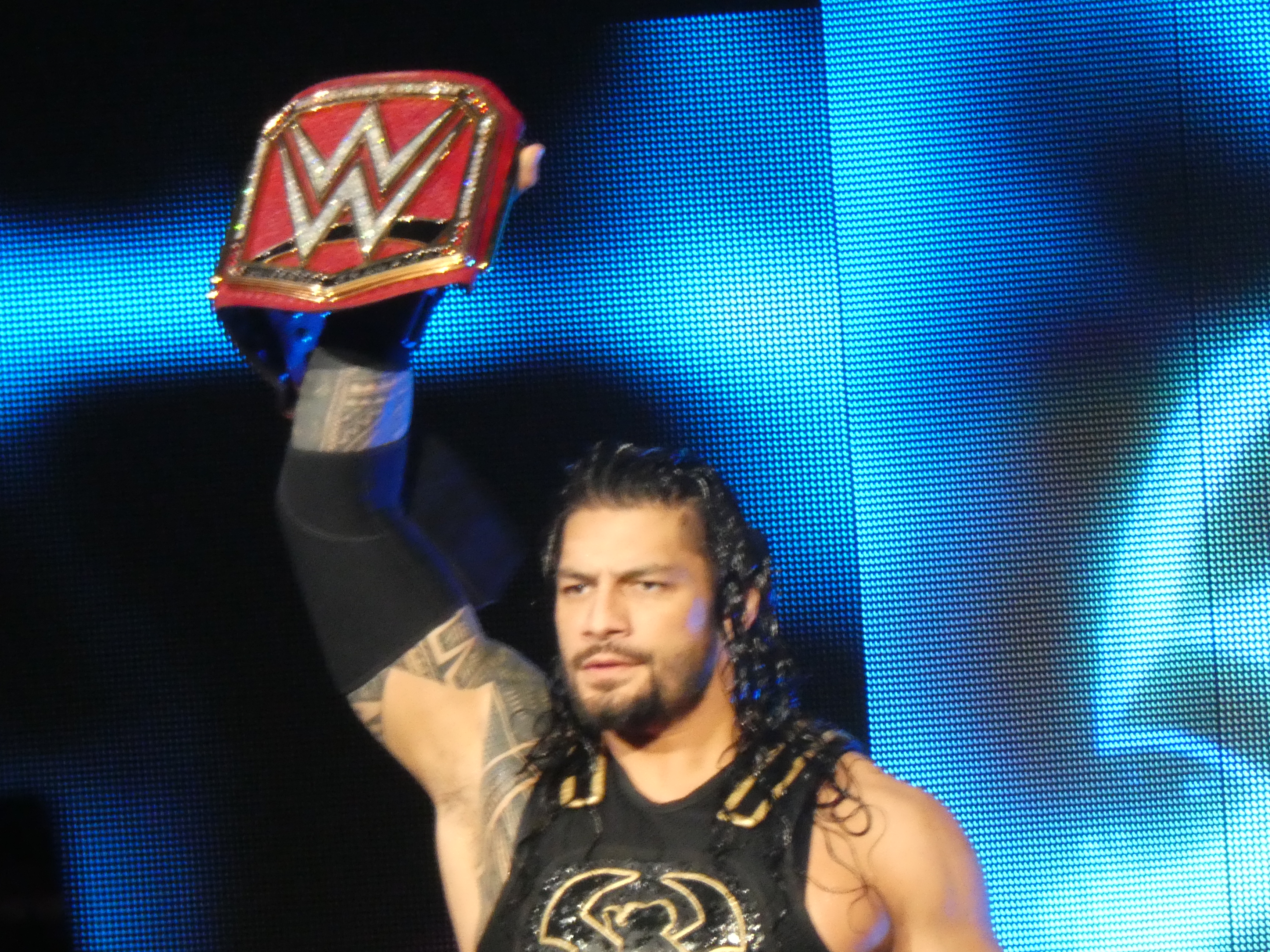 ...và hai lần giành WWE Universal Championship, khiến anh sáu lần vô địch thế giới.
