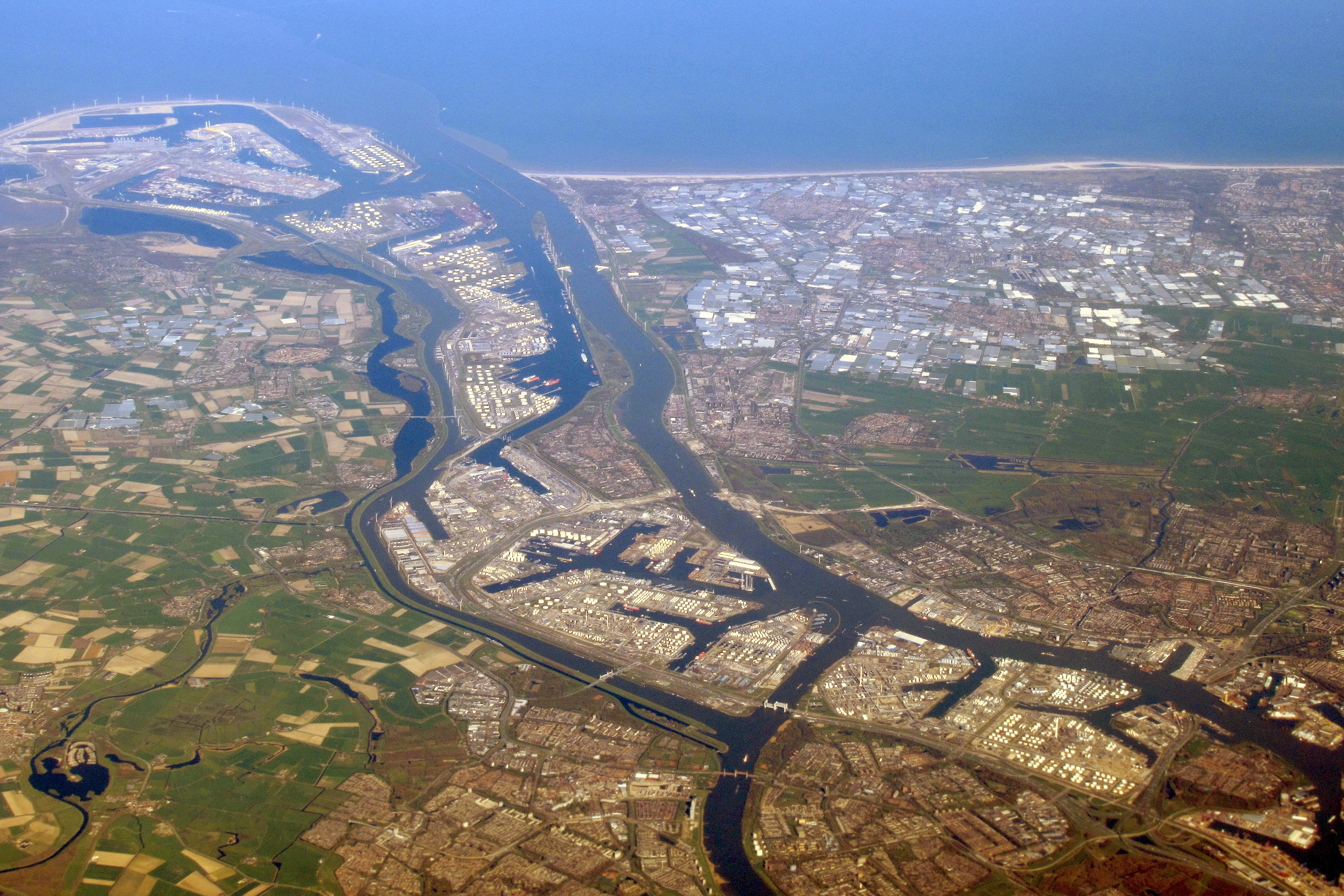 Pelabuhan Rotterdam adalah pelabuhan terbesar di Eropa.