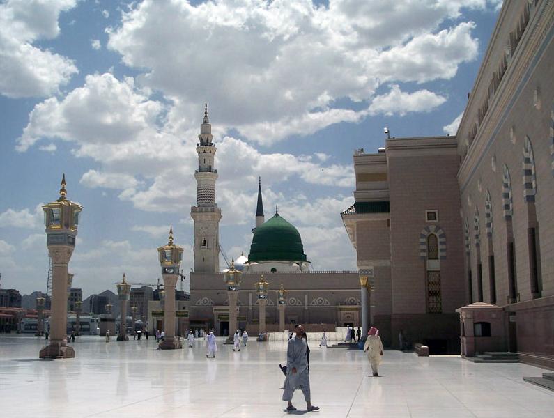 Selain Mekkah, Madinah adalah kota yang pernah disinggahi oleh Abul Ma'ali Al-Juwaini; mengajar, menjadi imam salat, dan sebagainya selama 4-5 tahun, sehingga dia diberi gelar sebagai Imam Al-Haramain.