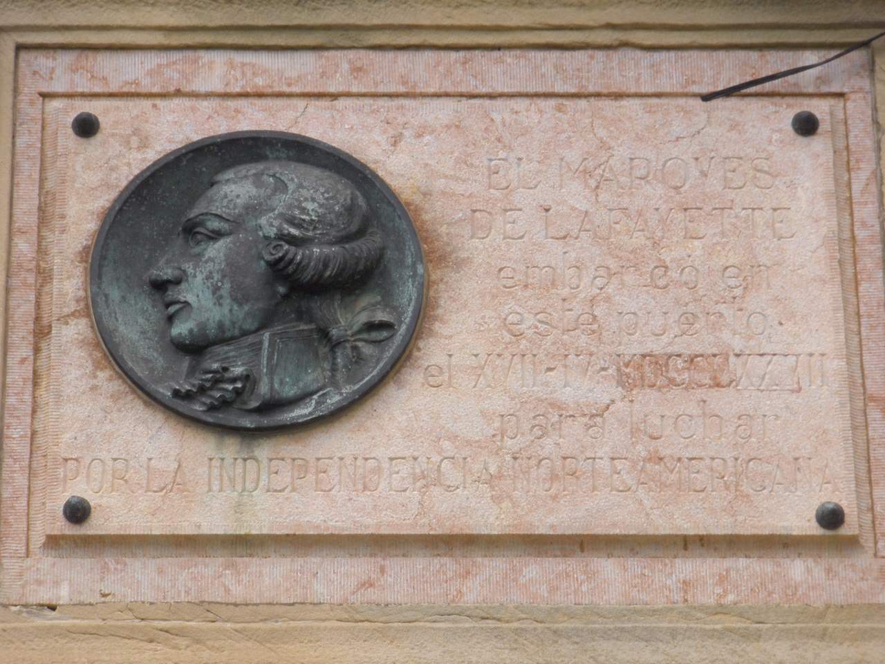 スペイン、バスク州パサイアにある、1777年のラファイエットの出発を記念する銘板。