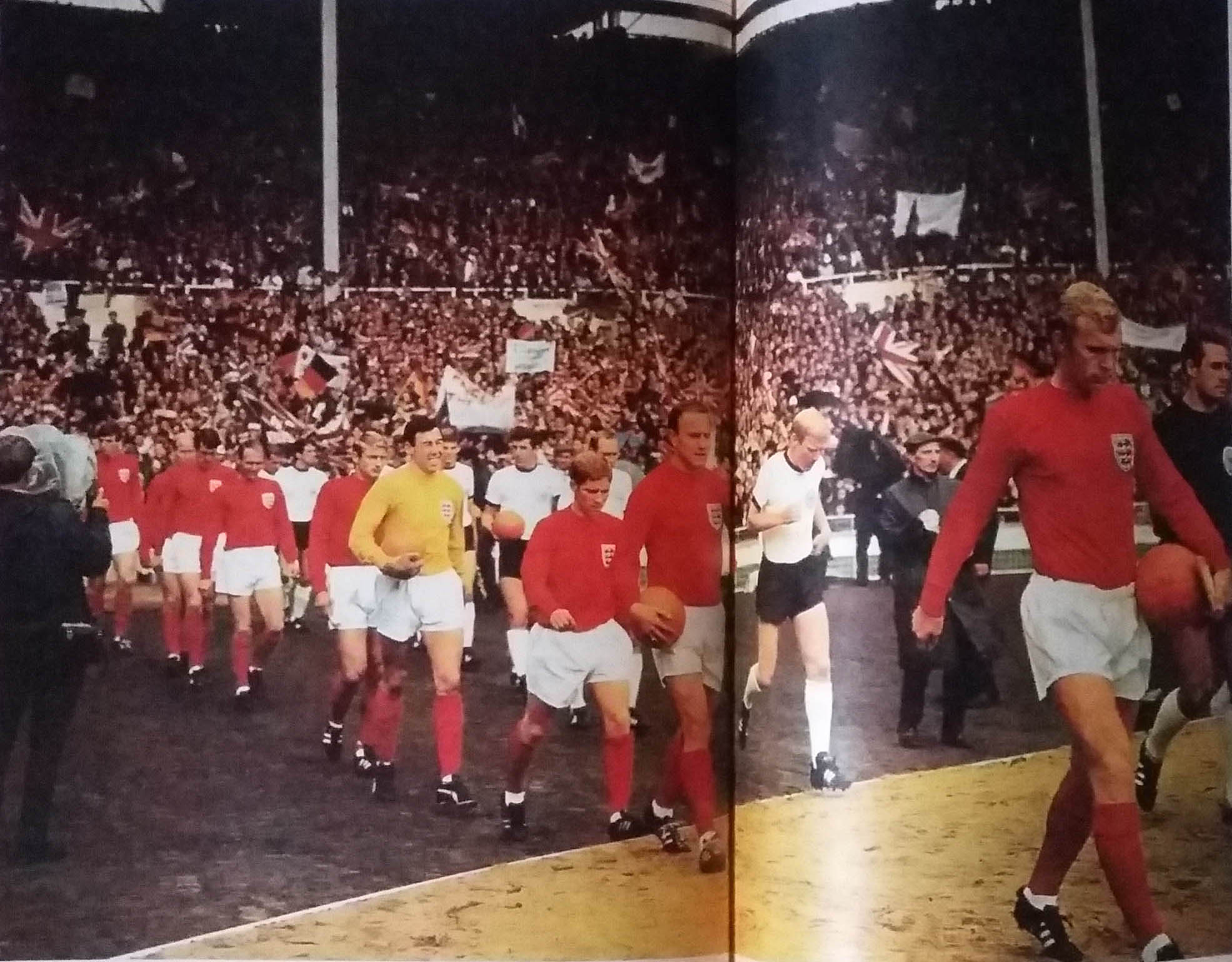 Bobby Moore mengetuai pasukan England ke padang untuk perlawanan akhir Piala Dunia FIFA 1966 menentang Jerman Barat di Stadium Wembley.