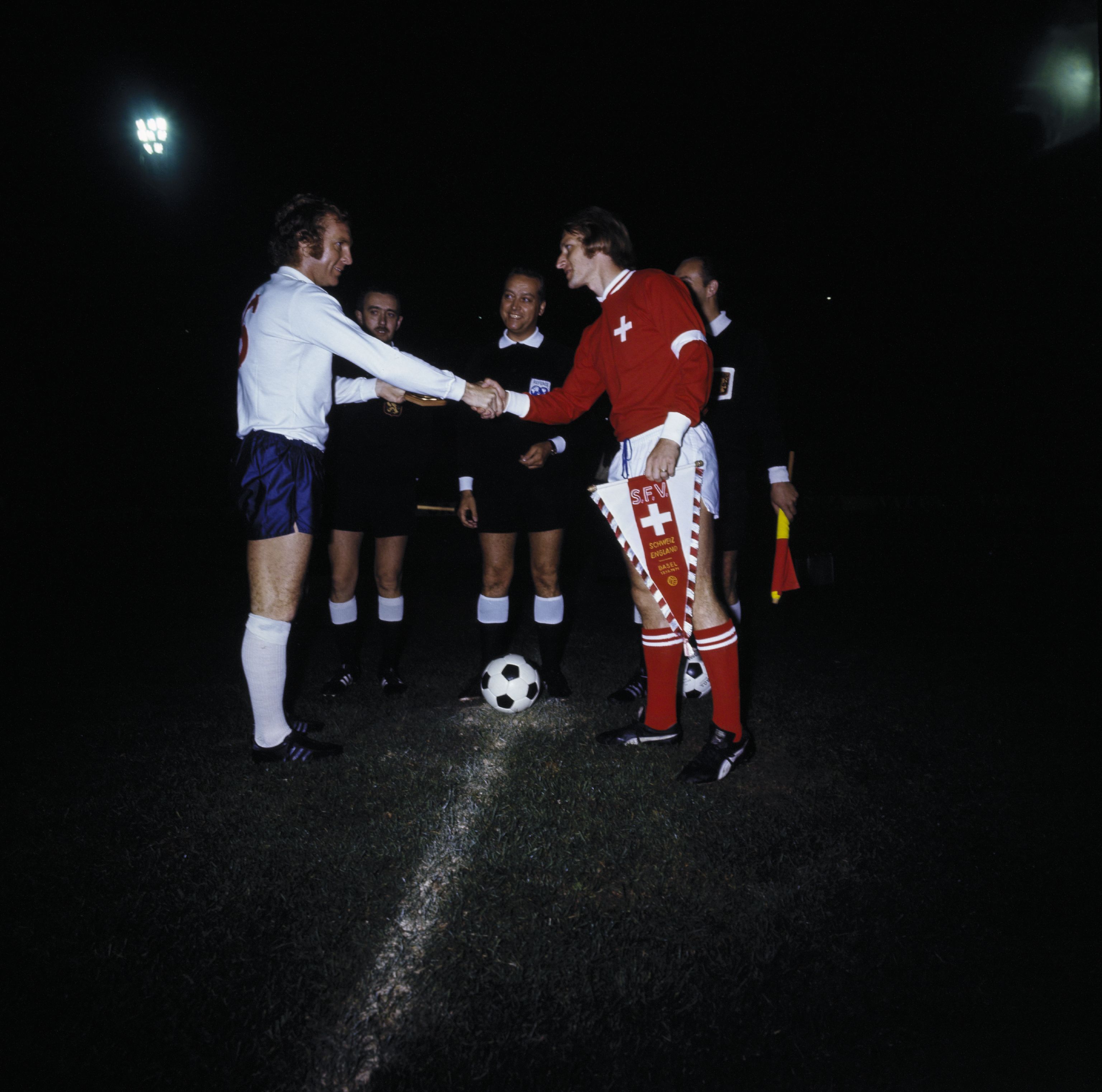 Moore sebagai kapten England sebelum perlawanan menentang Switzerland pada tahun 1969.