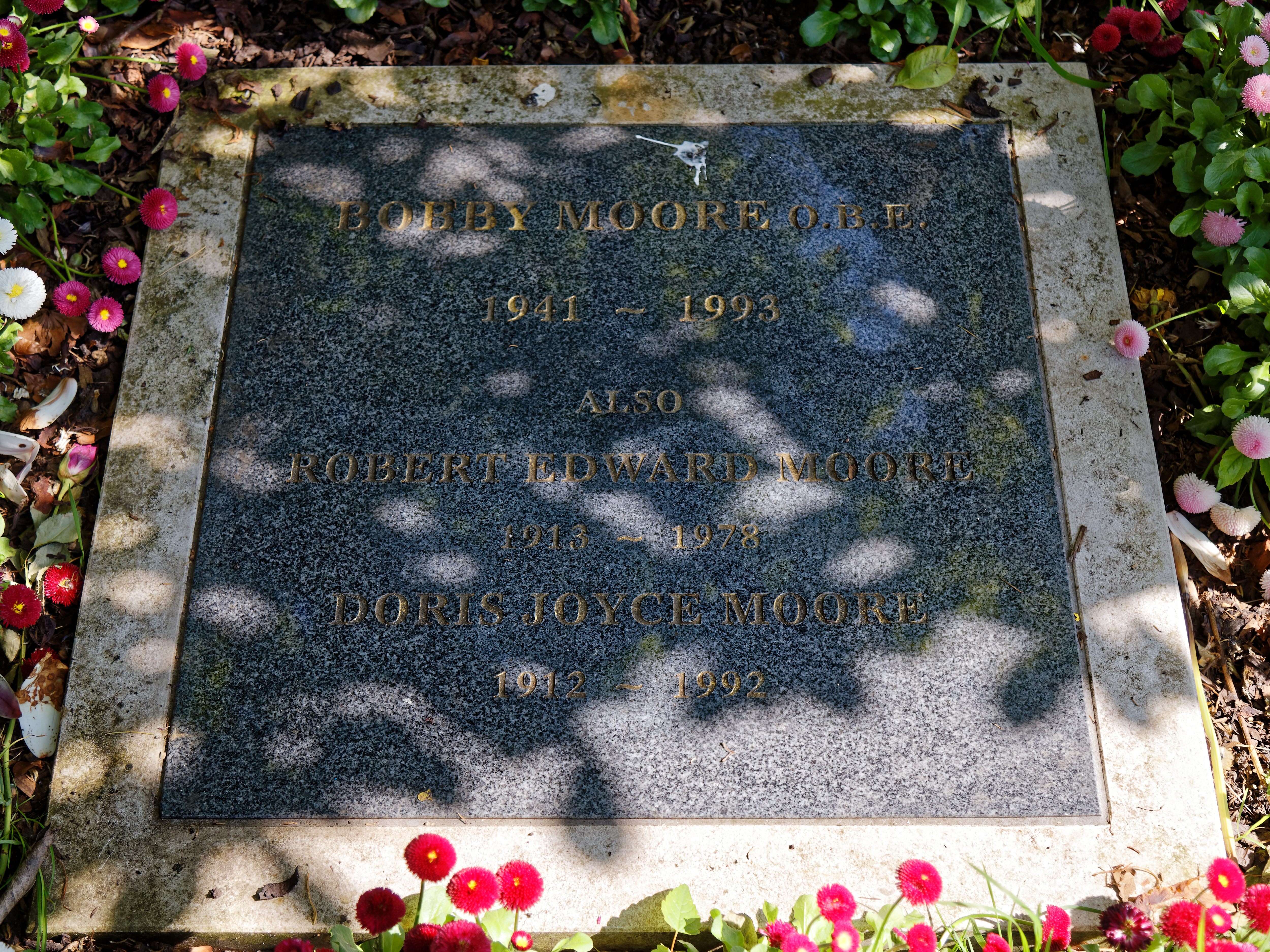 Batu nisan Bobby Moore di Memorial Gardens, Perkuburan City of London.
