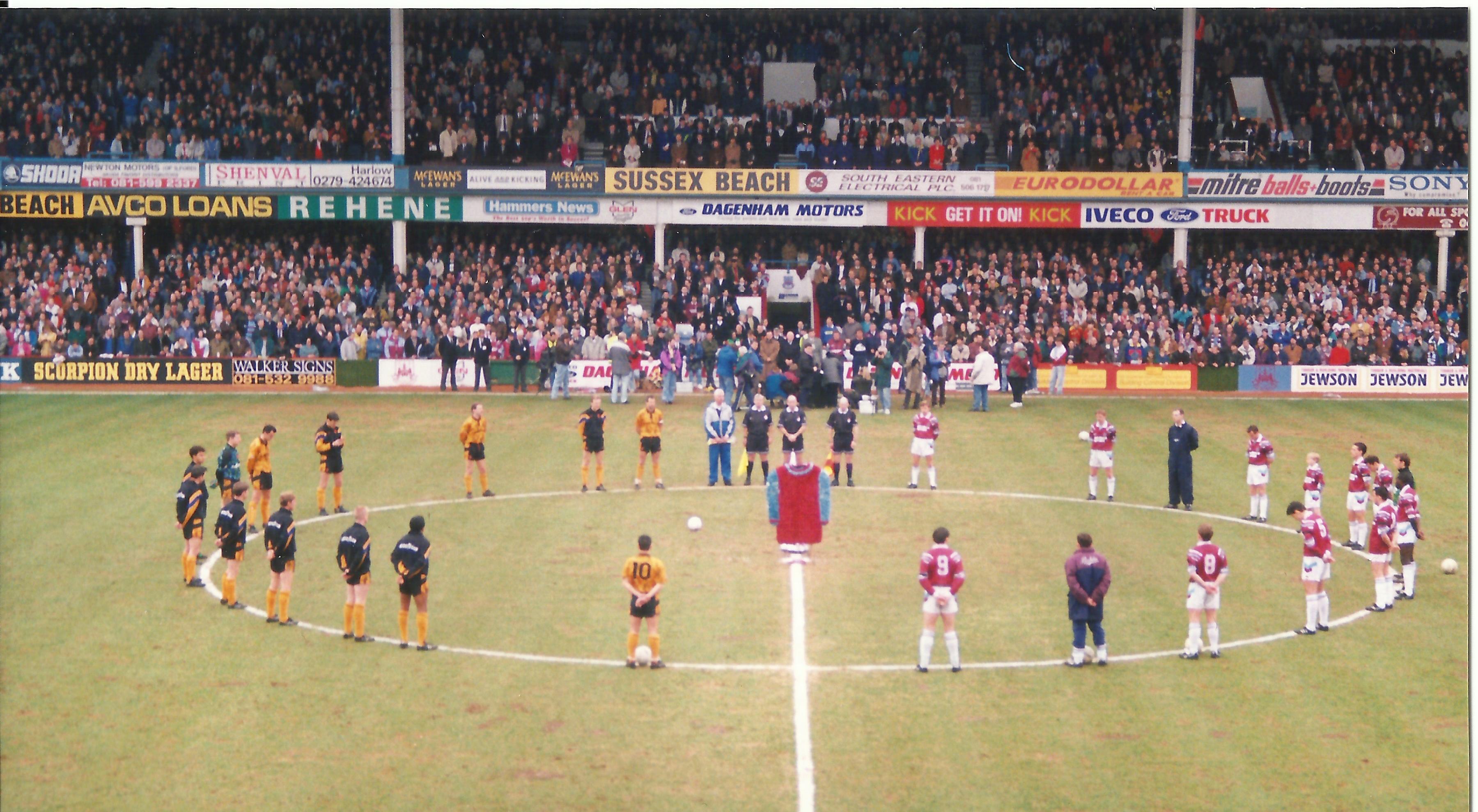 West Ham dan pemain Wolves berbaris untuk hening seminit sebagai penghormatan kepada Bobby Moore sebelum perlawanan mereka di Boleyn Ground pada 6 Mac 1993.