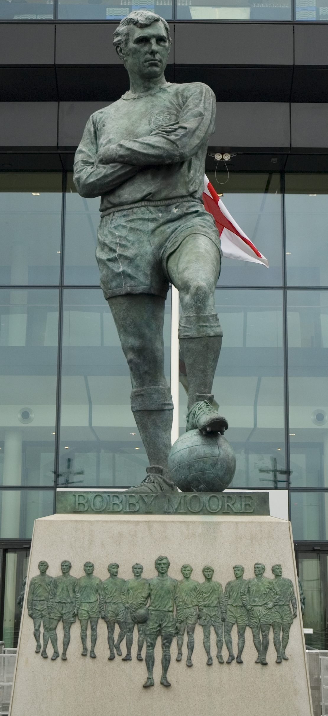 Patung Bobby Moore di luar pintu masuk Stadium Wembley.