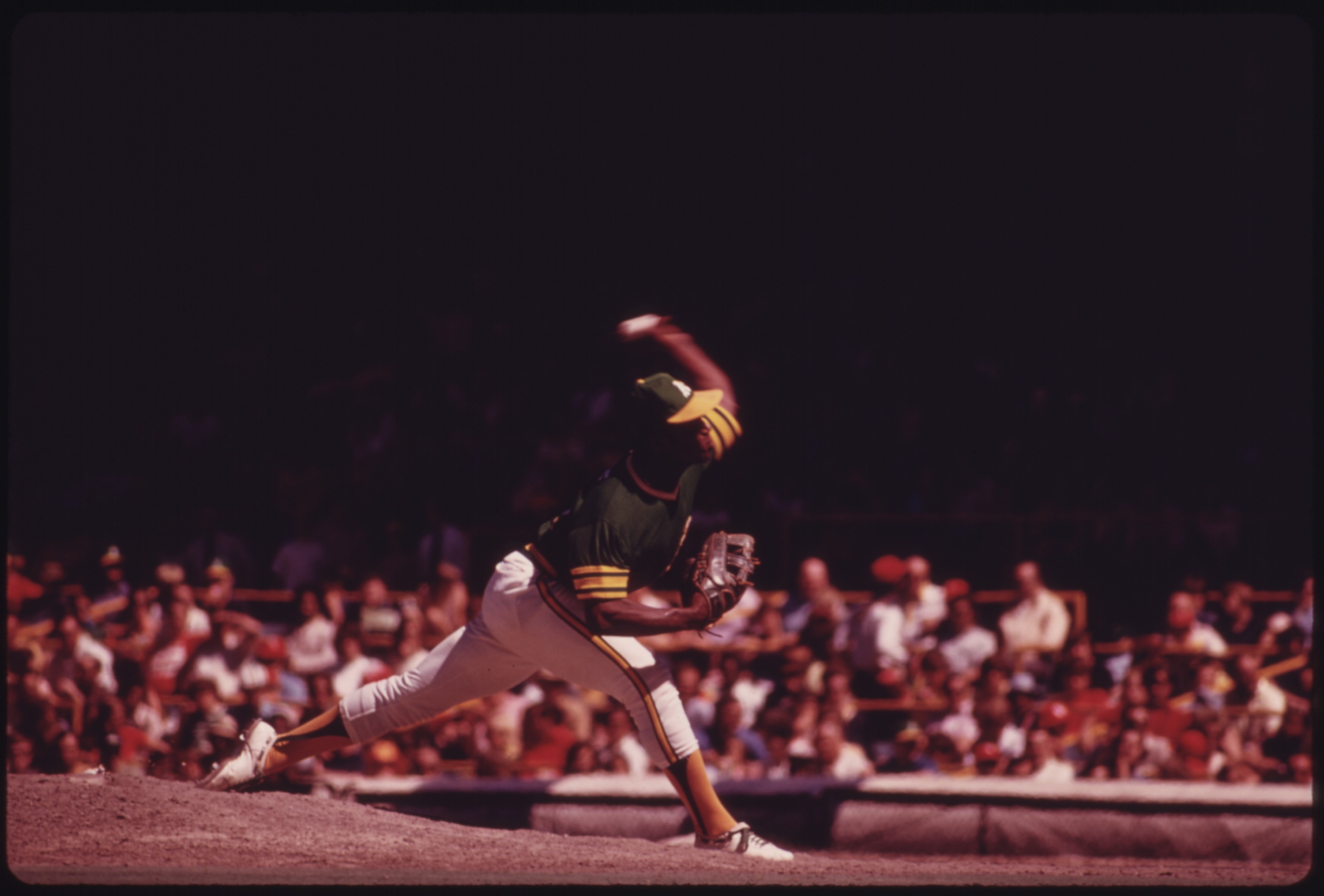 Blue membaling untuk Oakland A's pada tahun 1973
