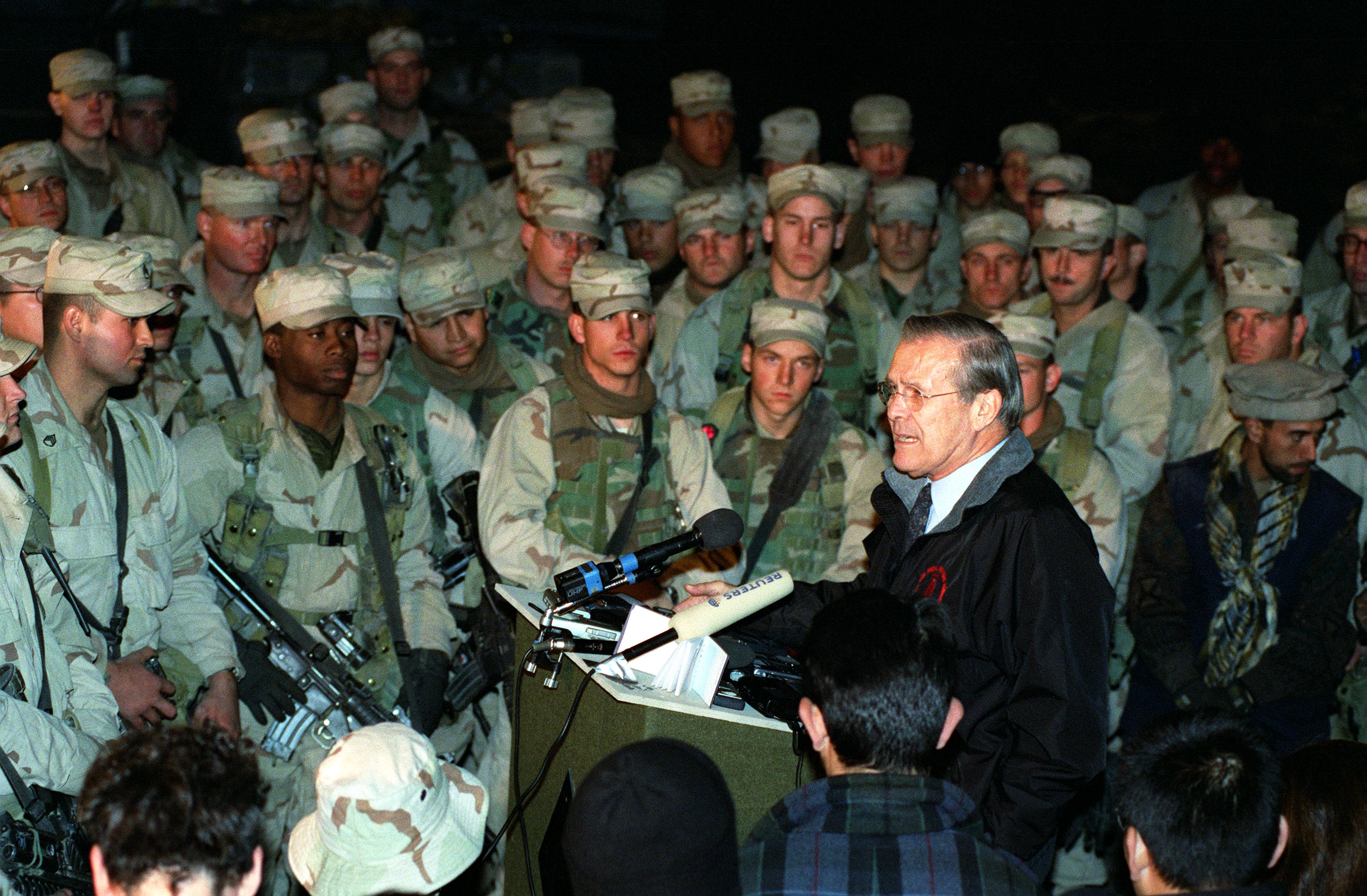 Setiausaha Pertahanan A.S. Donald Rumsfeld bersama tentera di Pangkalan Udara Bagram, Disember 2001.