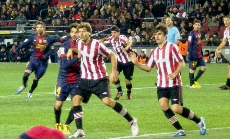 Llorente (depan) bermain untuk Athletic Bilbao melawan Barcelona pada tahun 2012.