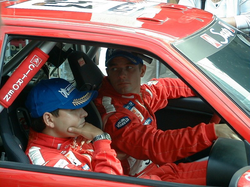 โลบและโค-ไดรเวอร์ ดาเนียล เอเลนา ในการแข่งขัน แรลลี่ฟินแลนด์ ปี 2001