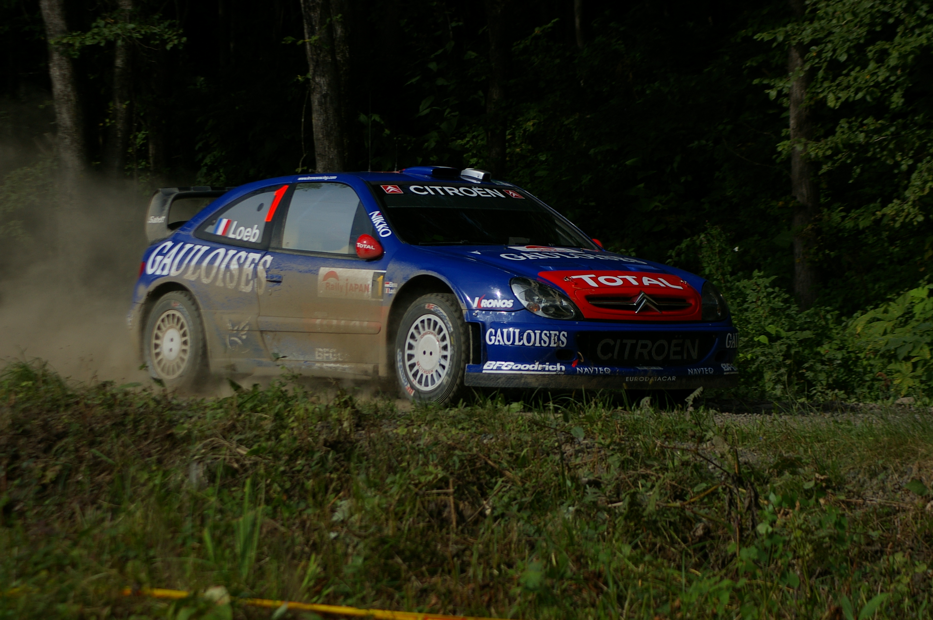 2006년 랠리 재팬에서 뢰브가 조종한 시트로엥 크사라 WRC '05. 이 모델은 시트로엥의 황금기를 함께했다.
