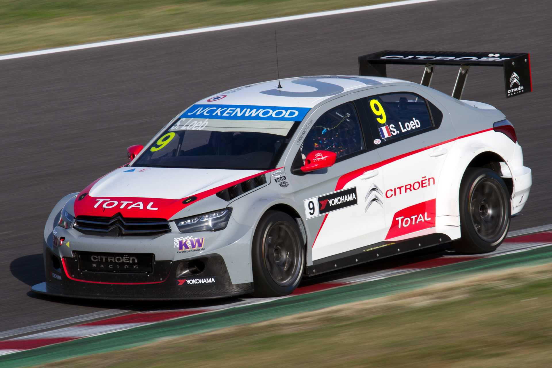 2014년 FIA WTCC 일본 레이스에서 시트로엥 C-엘리제 WTCC를 운전하는 뢰브