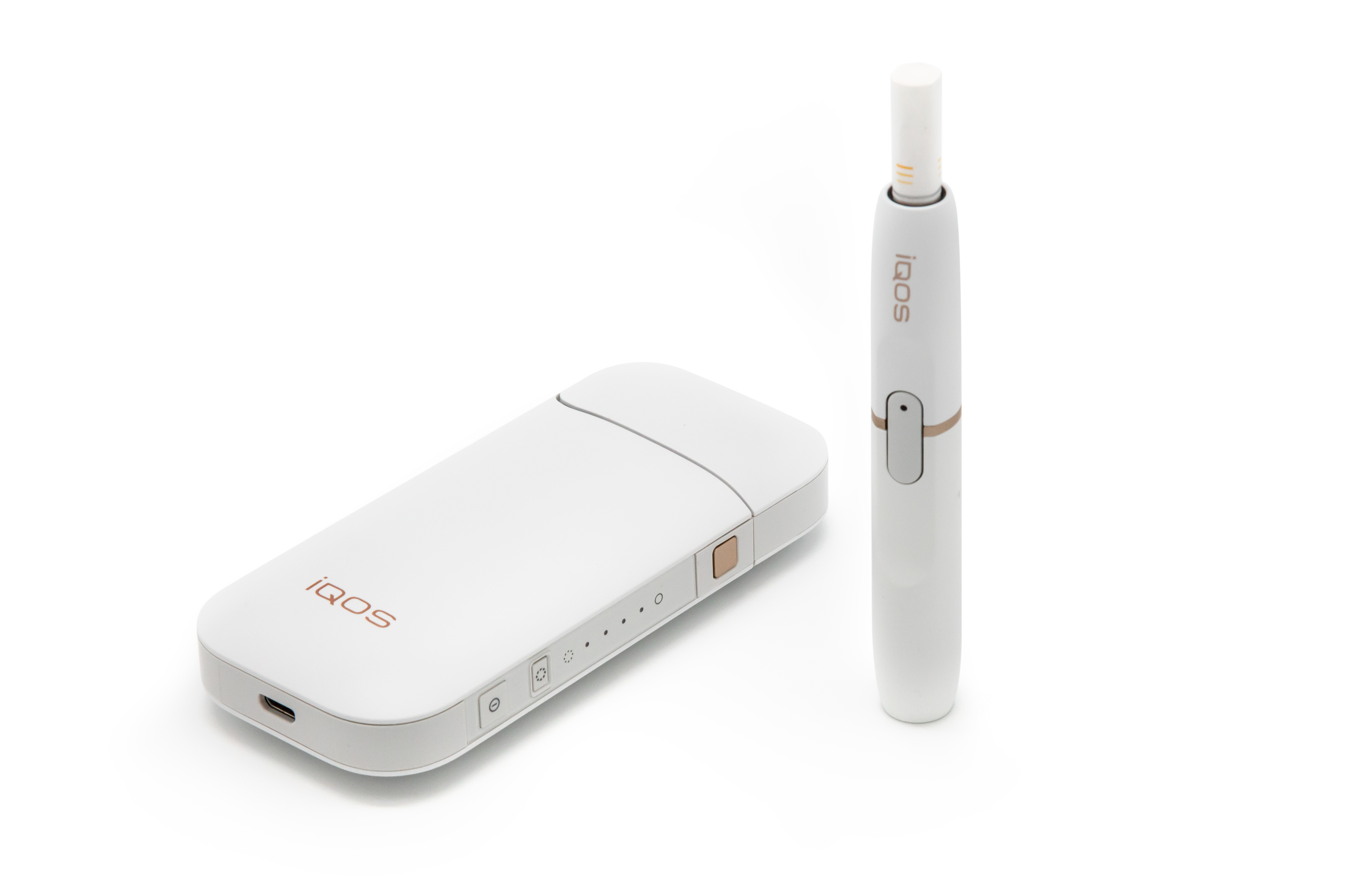 필립 모리스 인터내셔널의 iQOS 기기, 충전기, 담배 스틱.