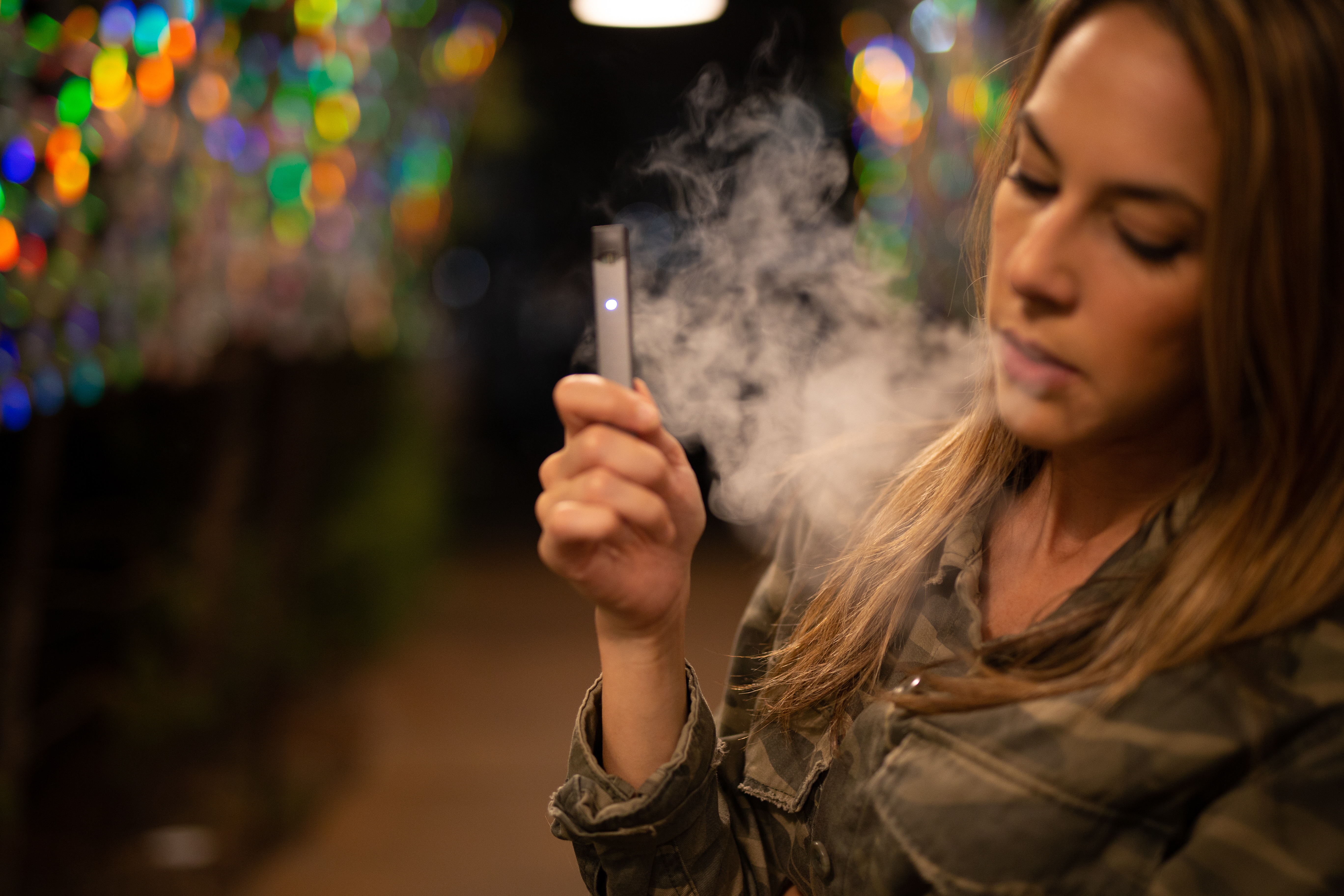 Juul 기기를 사용하는 사람