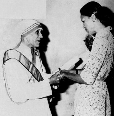Bunda Teresa bersama Michèle Duvalier pada Januari 1981