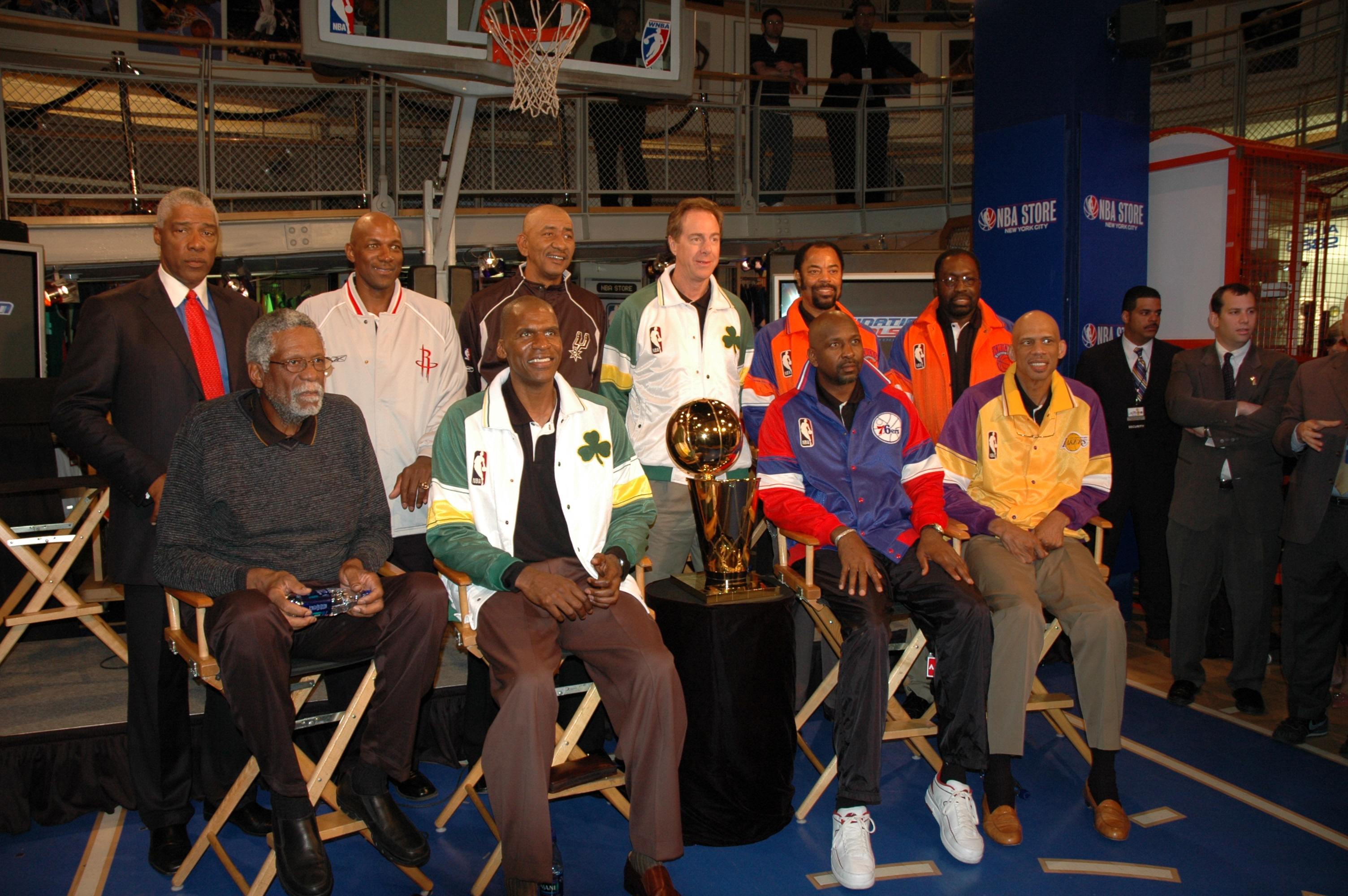 Abdul-Jabbar (bawah, paling kanan) dan bekas pemain NBA lain melawat NBA Store New York pada Januari 2005