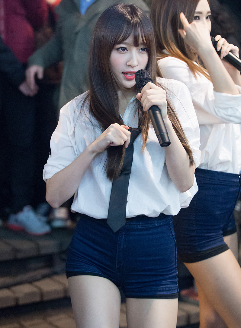 하니가 2014년 11월 홍대 게릴라 콘서트에서 공연하는 모습