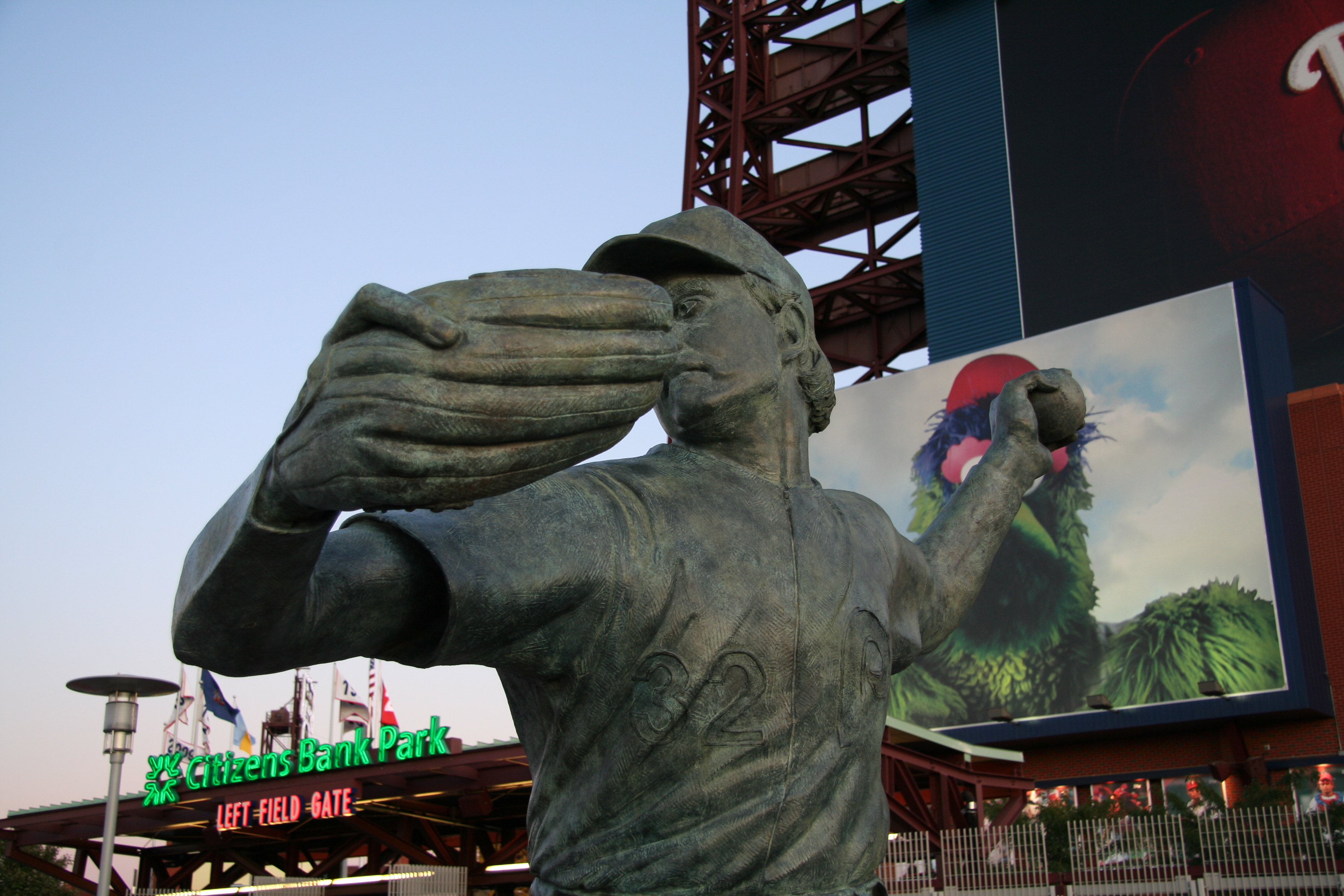 Tượng Carlton bên ngoài Citizens Bank Park