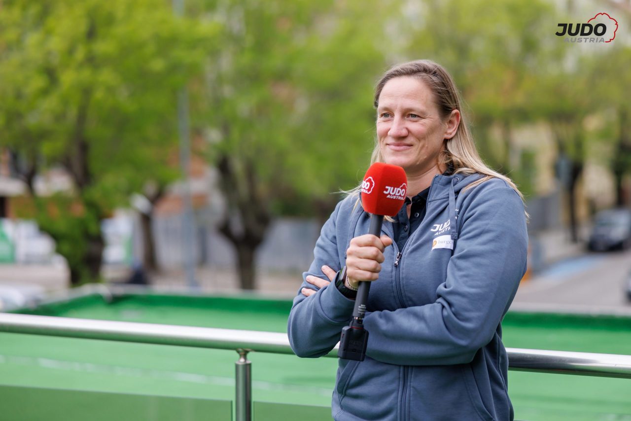 이본 뵈니슈가 2022년 유럽 유도 선수권 대회에서 인터뷰하고 있다.