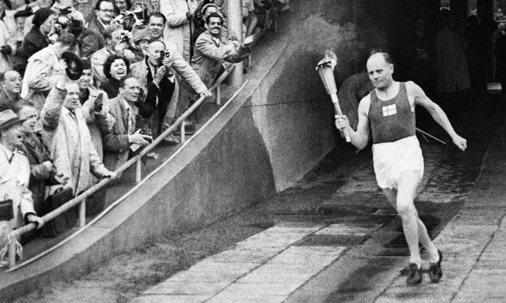 1952년 헬싱키 올림픽 개막식에서 경기장으로 돌아오는 누르미