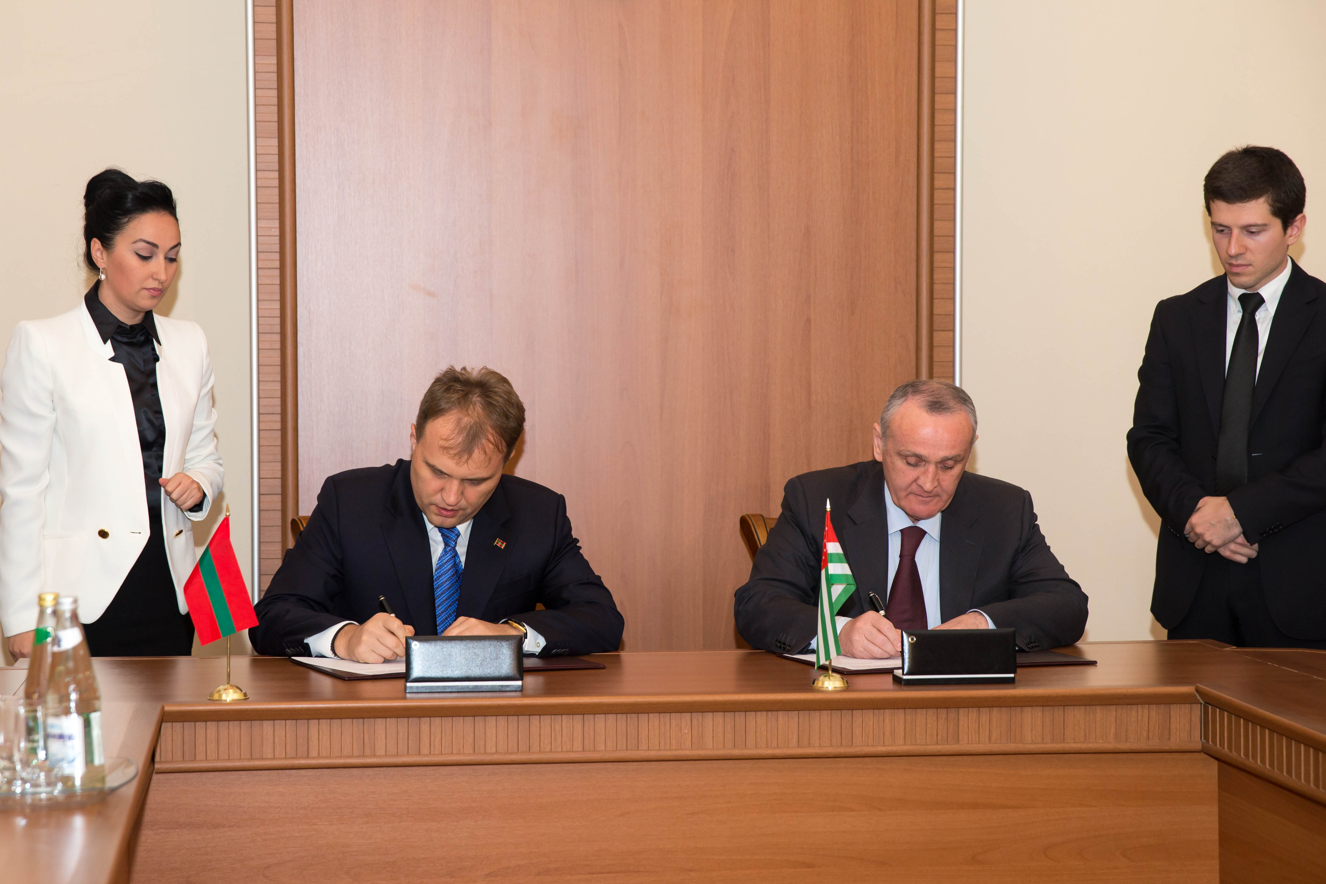 Presiden Abkhazia Alexander Ankvab bersama Presiden Transnistria Yevgeny Shevchuk pada September 2013