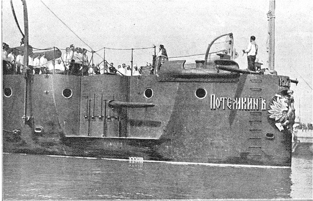 1917년 여름, '볼레츠 자 스보보두'로 개명된 함선의 함미 부분. 아직 '포툠킨'이라는 글자가 보인다.<br />1905년 봉기 희생자 추모식이 거행되고 있으며, 희생자의 유해가 함상에 안치되어 있다.
