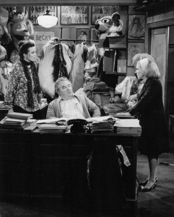 1977년 TV 시트콤 《로다》 출연 당시의 케네스 맥밀런 (중앙).