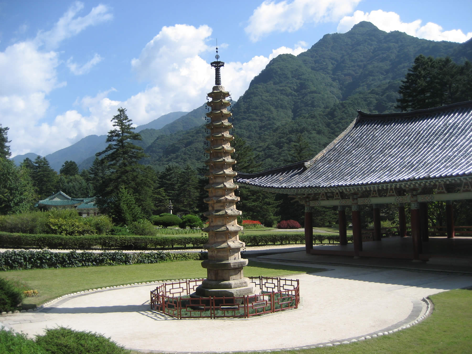 妙香山にある普賢寺。高麗時代の968年創建。