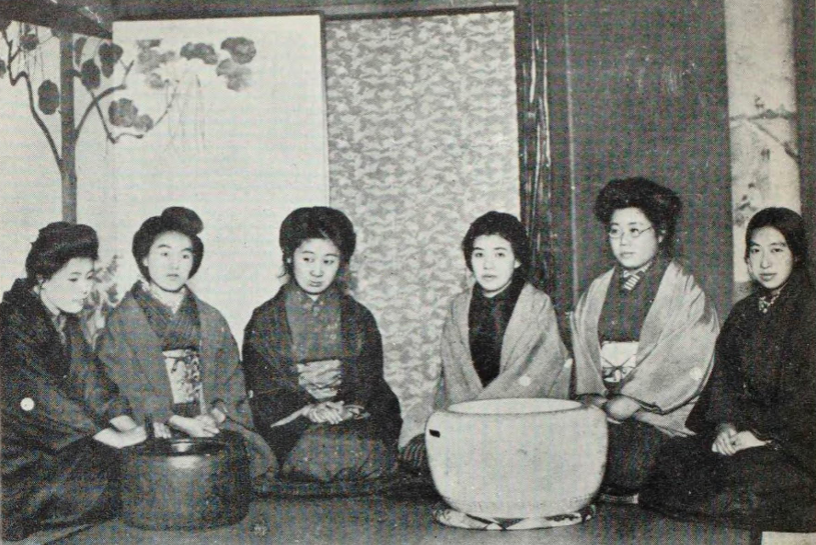 1913년의 히라쓰카 라이초(오른쪽에서 두 번째)