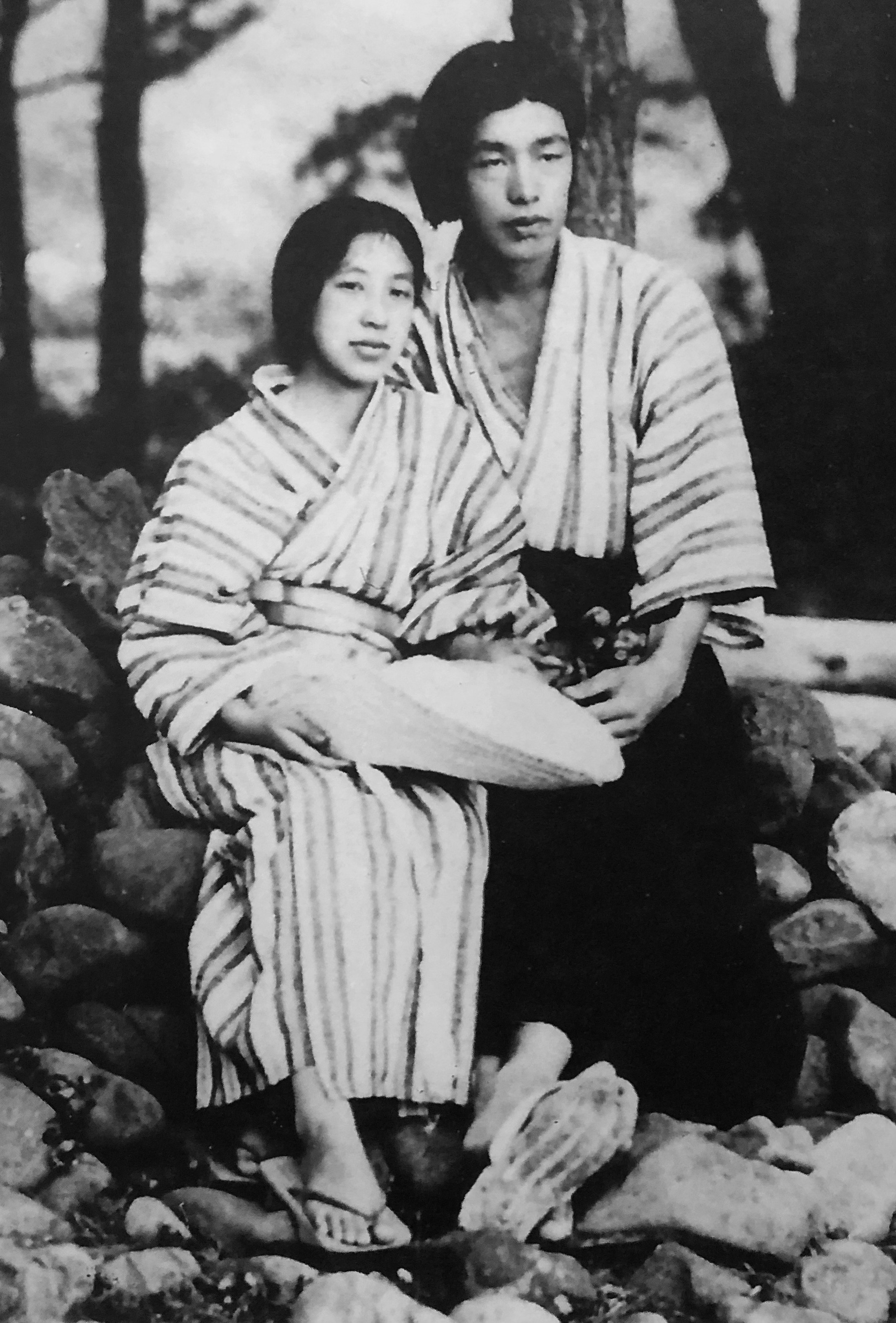 平塚と夫の奥村博史。1914年夏、伊豆の土肥温泉にて。