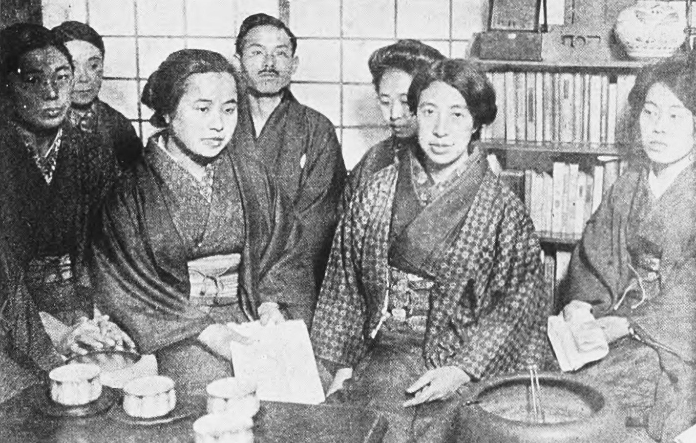 1920년 1월 6일 촬영된 신부인협회 회원들. 왼쪽부터 이치카와 후사에, 한 명 건너뛰고 오쿠 무메오, 히라야마 로쿠노스케, 곤도 마가라, 히라쓰카 라이초. 맨 오른쪽 여성은 불명.