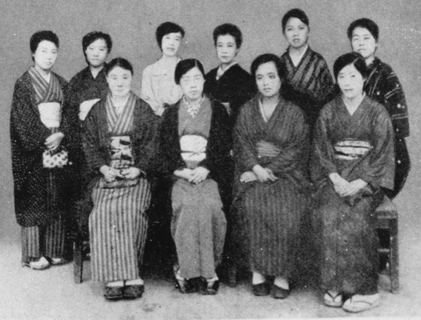 신부인협회 회원들. 앞줄 왼쪽부터 기쿠치 미쓰, 쓰미 시나코, 오쿠 무메오, 쓰카모토 나카코. 뒷줄 왼쪽부터 사카모토 마코토, 사사키 이쓰코, 히라쓰카 라이초, 다나카 요시코, 다지마 히데, 시마노 하쓰코.
