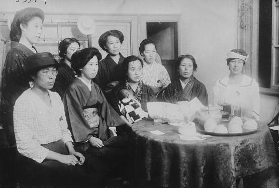 1920년 7월 18일, 여성 권리 집회에 참석한 히라쓰카 라이초(오른쪽에서 두 번째)