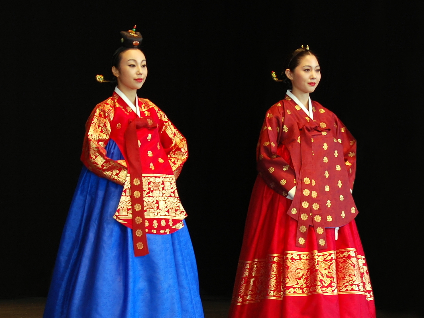 韓服を着て名節を祝う人々。