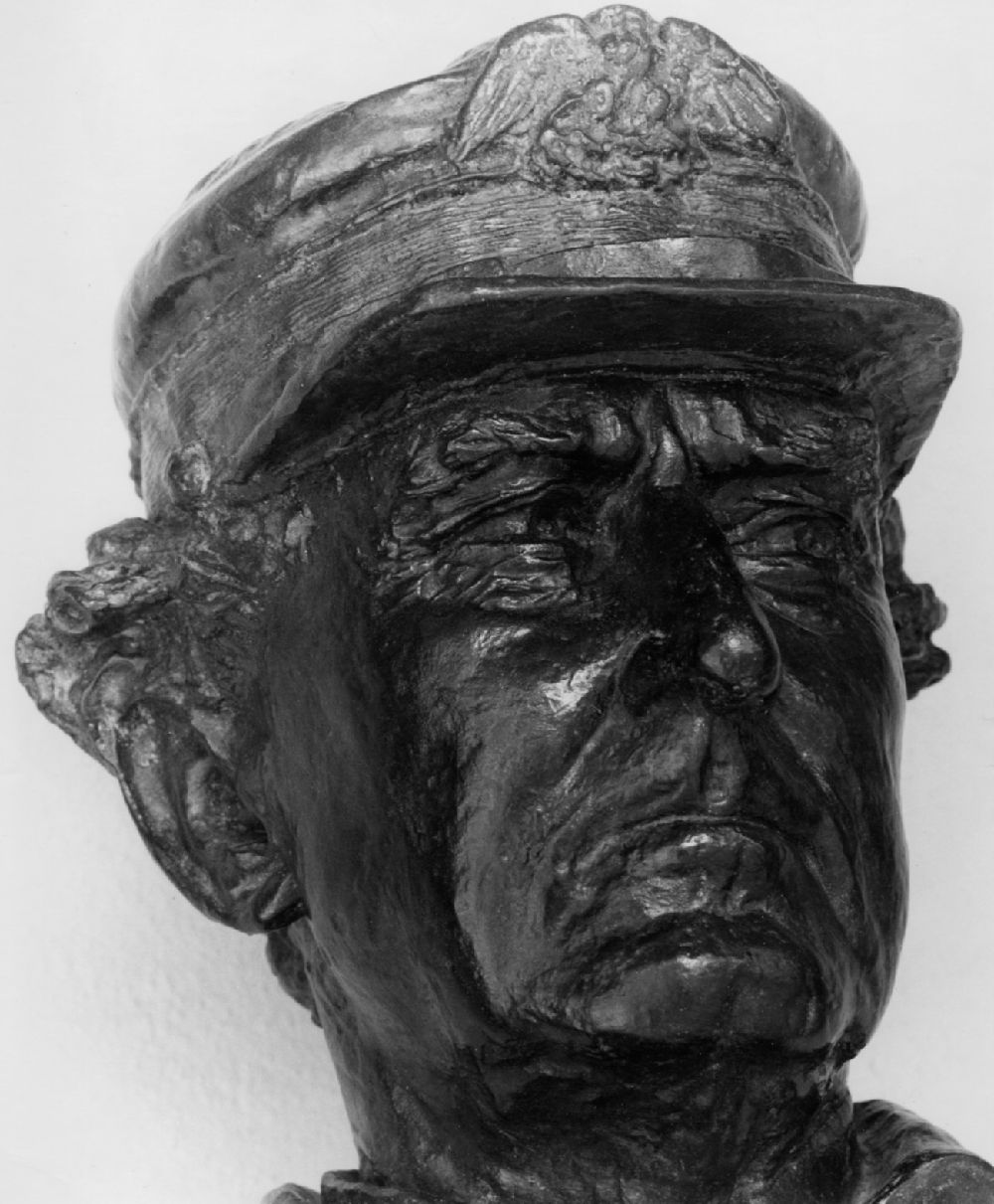 Bust patung perunggu David Glasgow Farragut oleh Augustus Saint-Gaudens di Madison Square Park.