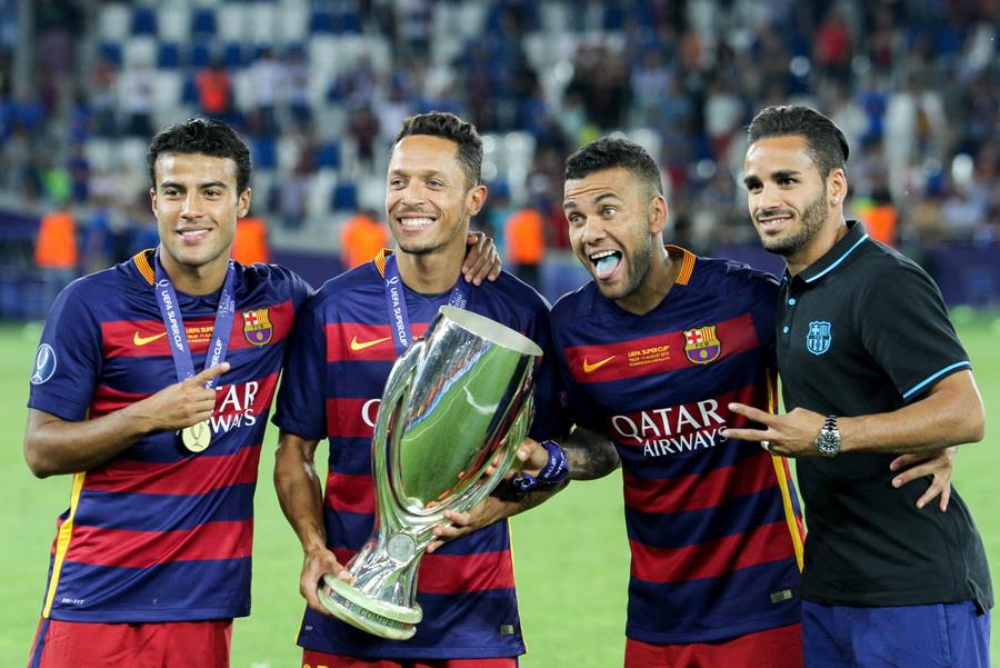 하피냐(왼쪽)가 2015년 UEFA 슈퍼컵 트로피를 들고 동료 아드리아누, 다니 아우베스, 더글러스와 함께 포즈를 취하고 있다.